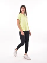 Remera lila de corte clásico y mangas cortas.