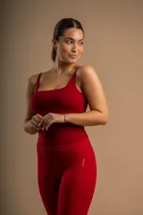 Conjunto deportivo color rojo, compuesto por calza larga y musculosa con breteles finos y espalda deportiva.
