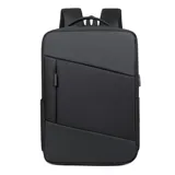 Mochila negra con bolsillo frontal con cierre, bolsillos laterales, cargador USB integrado, compartimento para laptop y asa de mano.