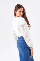 Remera blanca de algodón con mangas largas abullonadas de broderie.