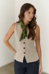Chaleco gris de tejido de punto con cuello en V, cierre frontal con botones y bolsillos delanteros.