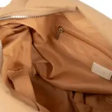 Bandolera color beige de poliéster con correa regulable, cierre superior y logo circular de la marca en el frente.