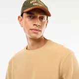 Sweater beige de punto fantasía con cuello redondo y mangas largas.