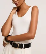 Musculosa blanca de rib de viscosa con breteles medianos, escote en U y detalle de bies contrastante en negro.