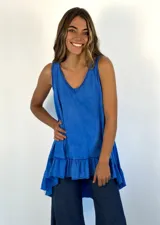 Musculosa rosa con volados en el ruedo.