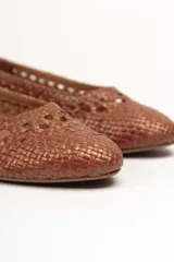 Zapato chata color marrón, completamente trenzado a mano en cuero vacuno.