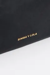 Neceser mediano de nylon color negro, con estructura blanda, cierre de cremallera dorada, tirador con pieza de piel, logo metálico dorado de Bimba y Lola, bolsillo interior y forro de poliéster con placa metálica logotipada.
