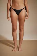 Bombacha de bikini negra con laterales de tiras finas ajustables.