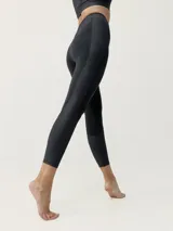 Calza deportiva negra 7/8 de tejido Shape_Tech, con diseño elegante y tejido satinado lateral.