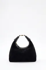 Bandolera tipo hobo de cuero color negro, con cierre de cremallera superior y herrajes dorados. Tiene un asa de hombro ancha y ajustable.