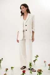 Pantalón de lino azul marino de corte recto con cintura alta y cordón ajustable. Presenta costuras en contraste color blanco.
