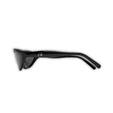 Lentes de sol negros con lentes polarizadas y montura envolvente de acetato pulido.