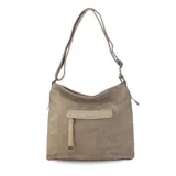 Cartera de cuero color marrón claro, con bolsillo frontal con tapa y cierre. Incluye división interna, bolsillos internos y bolsillo trasero con cierre. Tiene correa larga regulable y asa de mano.