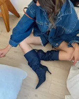 Bota plateada de caña alta con efecto arrugado y taco aguja.