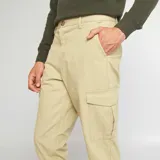 Pantalón slim de color verde con múltiples bolsillos y diseño funcional.