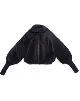 Campera estilo bomber crop color negro, capitoneada con capucha y guantes.
