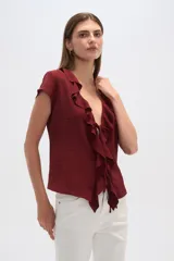 Top manga corta color borgoña, con cuello en V, volados y lazo.