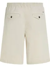 Bermuda color beige de algodón y elastano, con cintura elástica ajustable con cordón, cuatro bolsillos y logo de Tommy Hilfiger bordado en el bolsillo trasero.