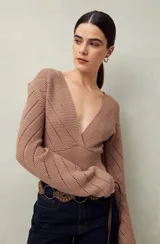 Sweater negro de tejido de punto calado, con escote en V cruzado y mangas largas.