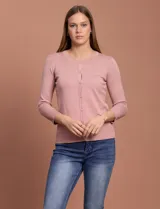 Cardigan tejido en hilado fino, color rosado, con escote redondo y cierre frontal con botones.