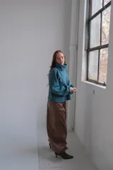 Pantalón marrón de tejido plano tipo cashmiere, corte holgado y tiro alto.