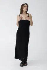 Vestido midi tejido color naranja con breteles finos.