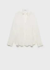 Camisa celeste de tejido fluido con cuello camisero, cierre frontal con botones y mangas largas con puños abotonados.
