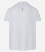 Remera deportiva blanca de poliéster, con cuello redondo, mangas cortas y recortes laterales.