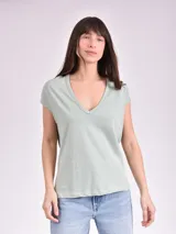 Remera verde agua con escote en V y mangas cortas.