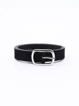 Cinto negro con hebilla rectangular plateada.