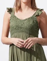 Vestido midi verde oliva de crepe con breteles fruncidos y detalle de crochet en la parte superior.