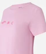Remera deportiva rosada de microfibra perforada, con cuello redondo, manga corta, estampado pequeño en el pecho y bajo redondeado.