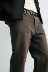 Pantalón de jean celeste de corte recto, con cinco bolsillos, efecto lavado y cierre frontal con botones.