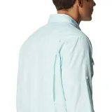 Camisa de manga larga color bordó con tecnología Omni-Shade Upf 50 Sun Protection y Omni-Wick. Cuenta con ventilación, mangas enrollables con soportes para lengüetas y dos bolsillos frontales con solapa.