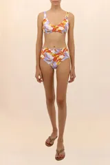 Calzón faja de talle alto con estampado floral en tonos naranja, amarillo, rosa y celeste.