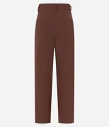 Pantalón sastrero marrón de corte recto y cintura alta, con trabillas en la cintura, bolsillos delanteros y traseros simulados, cierre tradicional y botones metalizados.