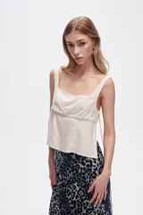 Musculosa color crudo de bretel ancho, corte al cuerpo y escote cuadrado.
