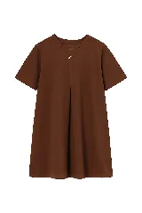 Vestido marrón de corte recto, con cuello redondo y mangas cortas. Presenta un detalle de abertura con botón en el escote y tablas en la parte delantera y trasera.
