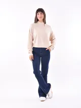 Sweater beige de cuello alto y corte holgado.