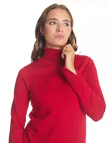 Polera tejida en hilado fino, color rojo, con cuello alto y manga larga con tajo en el puño.