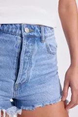 Short de jean de tiro alto, color celeste medio, con terminaciones desflecadas.