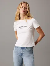 Remera blanca de algodón con logo "Calvin Klein Jeans Established 1978" estampado en el pecho.