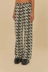 Pantalón recto de sarga con estampado de panteras en blanco y negro, de tiro medio y cierre frontal.
