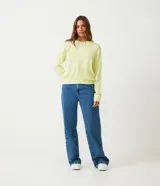Sweater color marrón de punto con cuello redondo y mangas largas.
