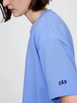 Remera corta color salmón con logo GAP 1969 estampado en el frente.