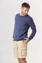 Sweater verde oliva de punto con cuello redondo y mangas largas.