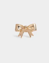 Anillo dorado con forma de moño.