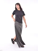 Remera básica negra de manga corta y cuello redondo.