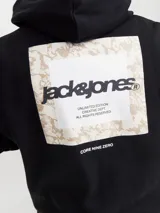 Buzo canguro negro con capucha y cordones ajustables. Estampado en la espalda con el logo de la marca Jack & Jones y texto con tipografía sans-serif. Puños y cintura acanalados.