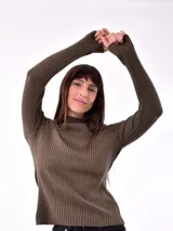 Polera de punto acanalado color naranja, de cuello alto y mangas largas.